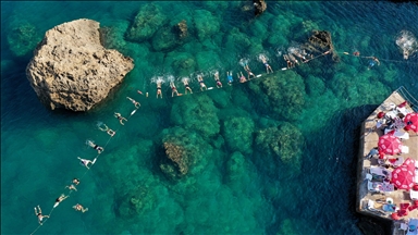 Antalya'da denizde yapılan su cimnastiği rağbet görüyor