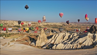 Разнобојни балони на топол воздух од целиот свет го красат турското небо над Кападокија