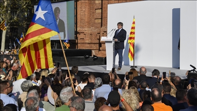 Поранешниот каталонски претседател Пуџдемон се врати во Барселона, пркосејќи на налогот за апсење