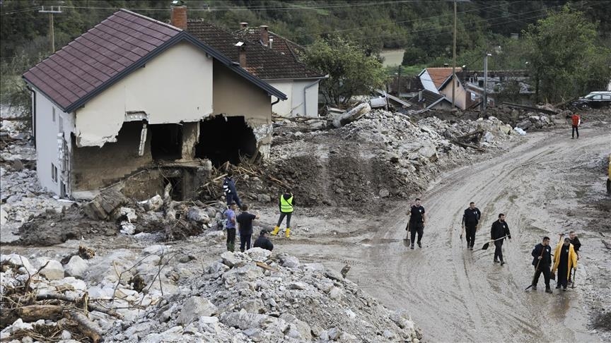 Во поплавите и свлечиштата во БиХ загинаа 23 лица, се трага по пет лица     