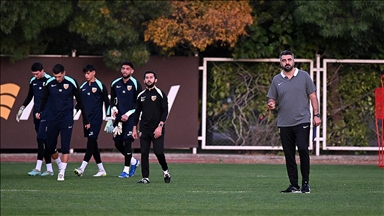 Kayserispor Teknik Direktörü Sinan Kaloğlu takımla ilk antrenmanına çıktı