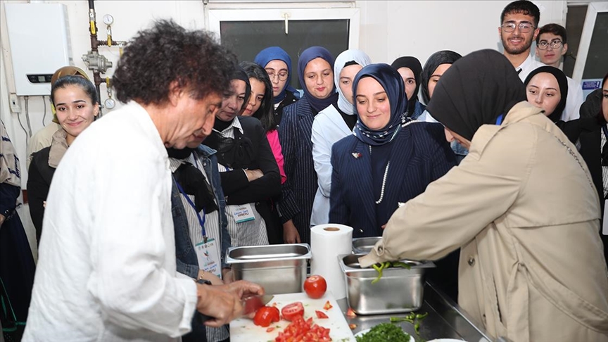 T&uuml;rk yemeklerini d&uuml;nyaya tanıtan &uuml;nl&uuml; şef, gastronominin inceliklerini &ouml;ğrencilere anlattı
