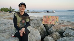 İranlı sanatçı Mitra Ahour, İstanbul sokaklarında insanları dansa davet ediyor