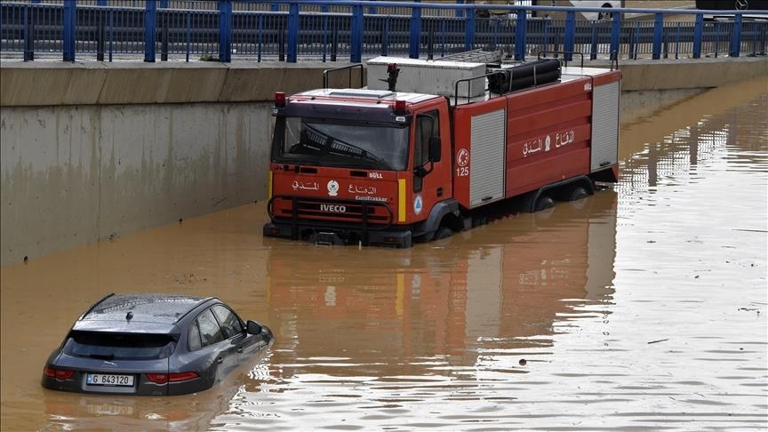 فيضانات تجتاح شوارع في بيروت ومحيطها وتغلق طريقا للمطار