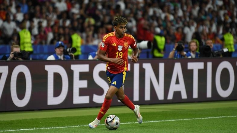 قدم.. برشلونة يعلن غياب لامين يامال من أسبوعين لثلاثة أسابيع