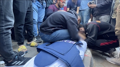 İsrail'in Nusayrat Kampı'ndaki çadıra saldırısında yaşamını yitiren gazeteci Haris'e veda edildi