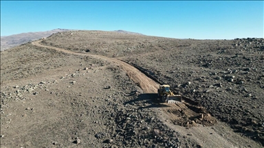 Erzurum Büyükşehir Belediyesi, ulaşımın zor olduğu tarihi tabyalara yol yaptı