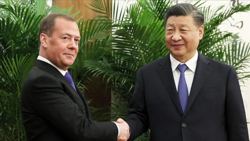 Медведев и Си Цзиньпин обсудили в Пекине ситуацию в Сирии и Украине 