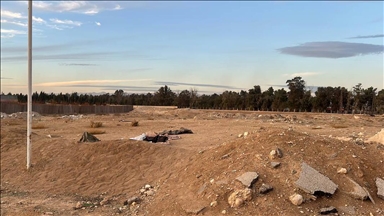 Suriye'nin başkenti Şam'da havalimanı yolunda yaklaşık 100 kişiye ait ceset kalıntıları bulundu