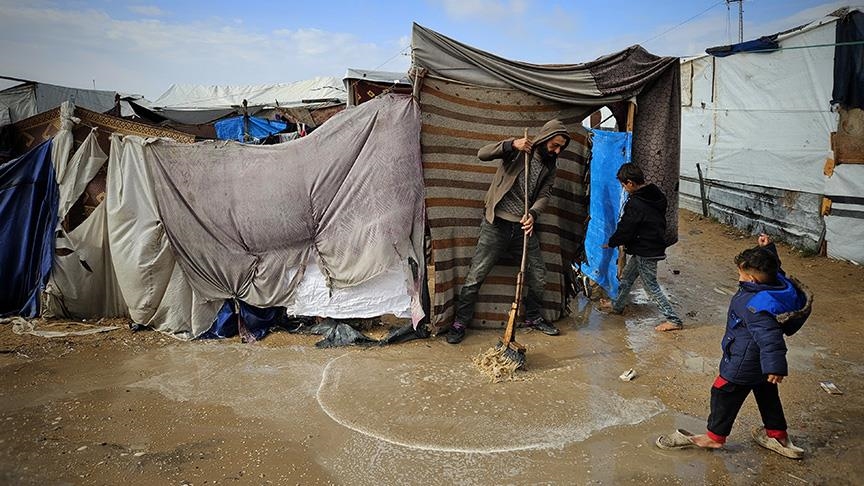 قذائف وأمطار بسماء غزة.. الخيام تغرق والنازحون يرتعشون بردا