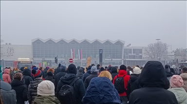 Србија: Граѓаните на Нови Сад со мирен собир одбележаа два месеца од трагедијата на Железничката станица