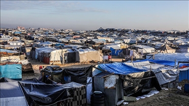 Gazze'de çadırlarda kalan aileler, çocukları uyurken "soğuktan ölmesin diye" nöbet tutuyor