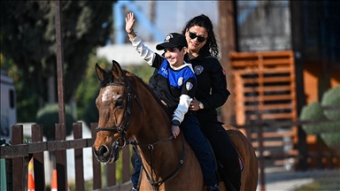 Adana'da ilkokul öğrencilerinin atlı polislerle gezme hayali gerçek oldu 