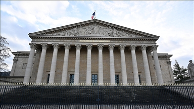 Fransa'da hükümet, 2025 bütçe tasarısını mecliste oylamaya sunmadan geçireceğini duyurdu