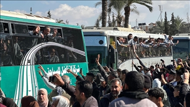 İsrail'in "parmaklıkları ardında" baba olan Filistinli, 3 yılın ardından ikizlerine kavuştu