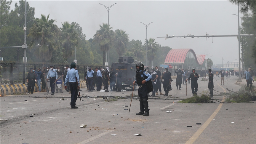 1 killed, 4 injured as woman suicide bomber attacks security convoy in  Pakistan