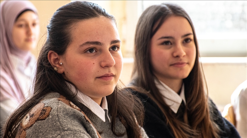 Косовские школьницы ежедневно преодолевают 80 км ради обучения на турецком языке