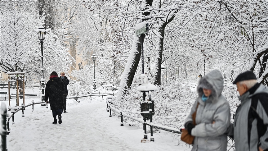 Heavy snowfall disrupts ferry services, flights in South Korea