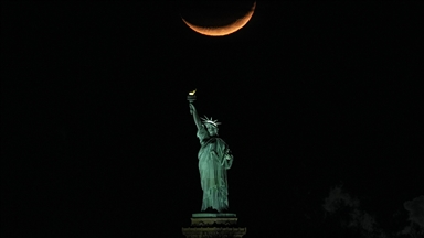 Полумесечината над Статуата на слободата го украси небото на Њујорк