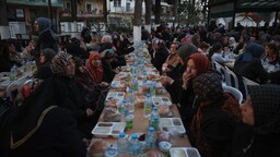 Toplu iftar sofraları, bölgede yaşayan Türkler arasında dayanışmayı arttırıyor