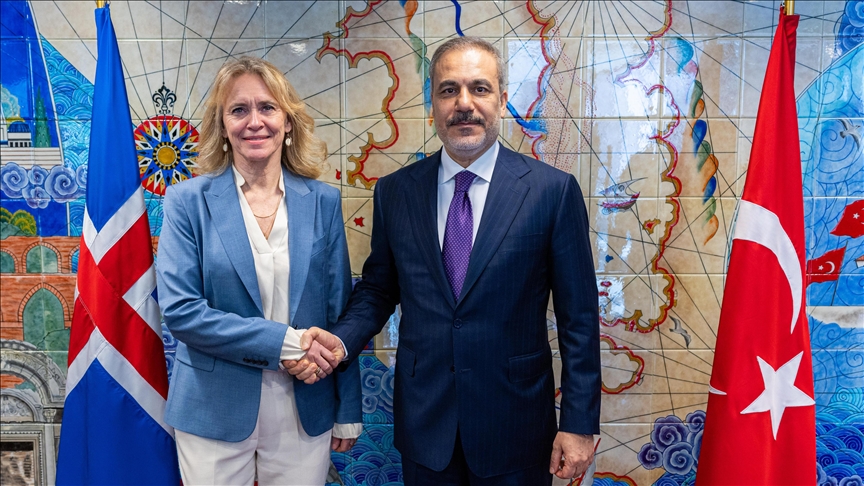 وزير الخارجية التركي يلتقي نظيرته الأيسلندية