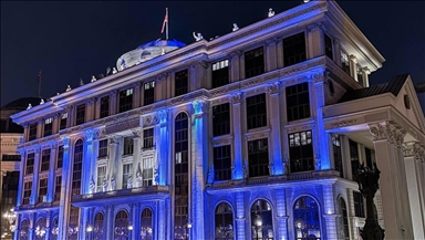 Северна Македонија ја одбележа 76-годишнината од НАТО, боите на знамето на Алијансата на зградата од МНР