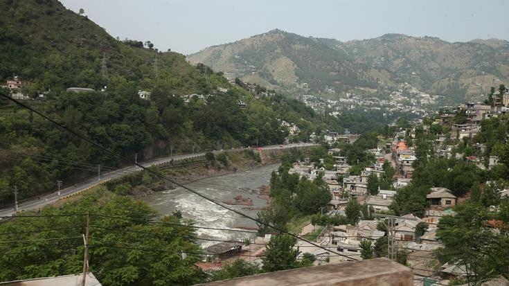 باكستان تنظم جولة لصحفيين على حدود كشمير لدحض مزاعم الهند
