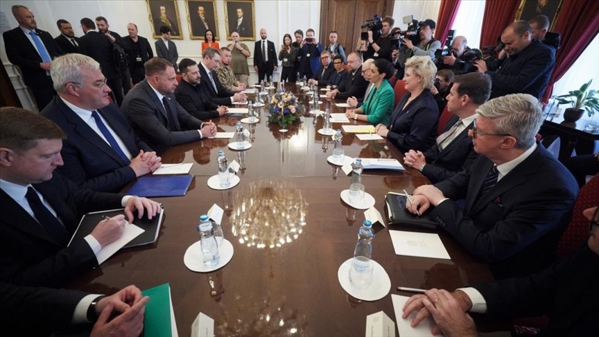 Зеленский обсудил с руководством Чехии поддержку Украины