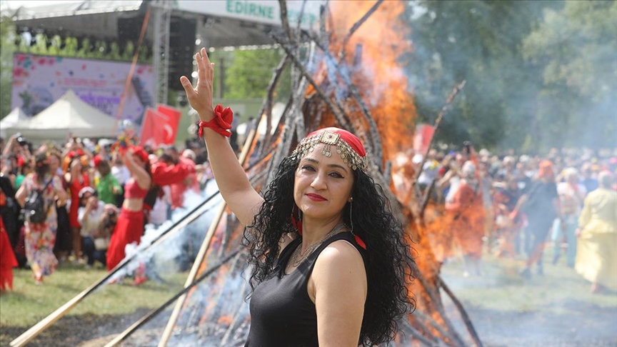 Edirne'de geleneksel "Kakava ateşi" yakıldı