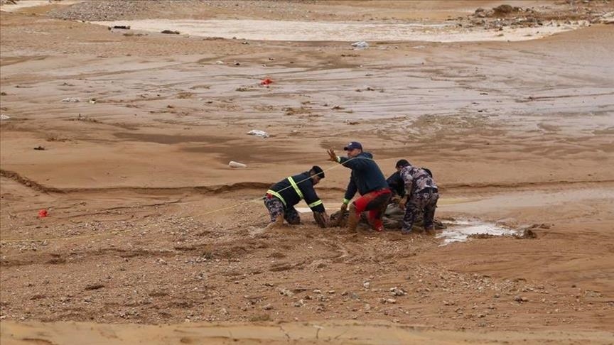 الأمن الأردني يعثر على جثتي بلجيكية وابنها فُقدا جراء السيول