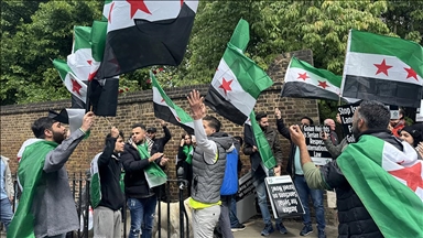 İsrail'in, Suriye'ye yönelik saldırıları Londra'daki elçilik binası önünde protesto edildi