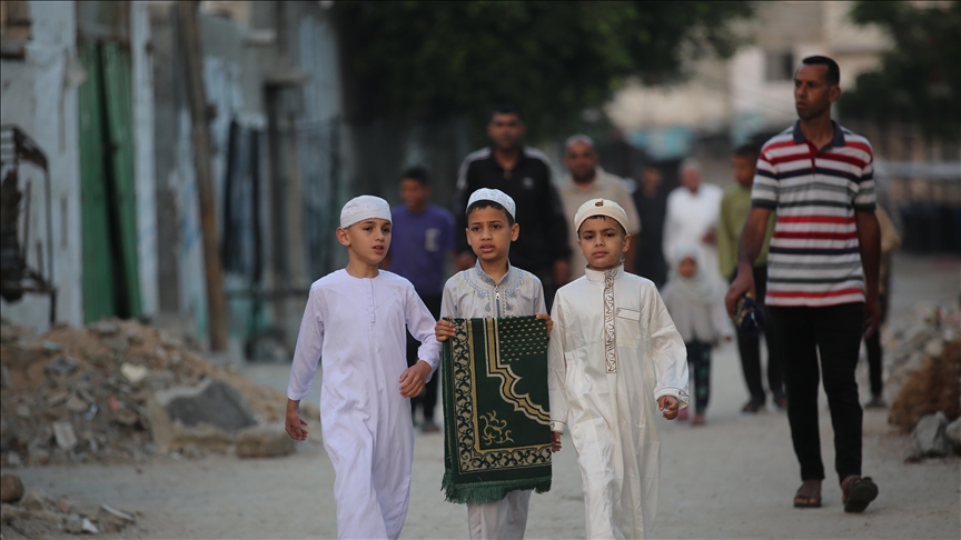 على أنقاض المساجد.. فلسطينيون يقيمون صلاة العيد في غزة (تقرير خبري)