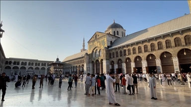 بأجواء من الأمل.. السوريون يقيمون صلاة أول عيد أضحى منذ سقوط الأسد