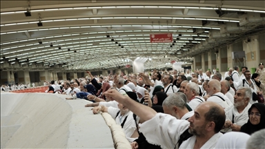 حجاج بيت الله يرمون الجمرات في منى صباح عيد الأضحى