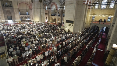 Besimtarët muslimanë falën namazin e Kurban Bajramit në xhamitë simbol të Stambollit