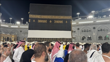 حجاج بيت الله يؤدون طواف الإفاضة قبيل انطلاق أيام التشريق