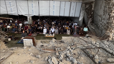 Gazze'de Filistinliler bayram namazını İsrail saldırılarında yıkılan camilerin enkazında kıldı