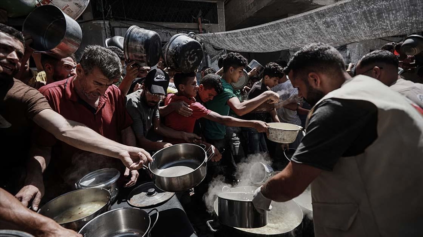 Хуманитарна организација им дели топли оброци на Палестинците во бегалскиот камп Нусејрат