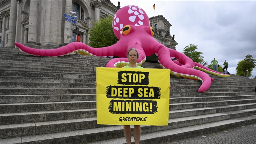 Greenpeace провела акцию в Берлине против добычи полезных ископаемых на дне океана