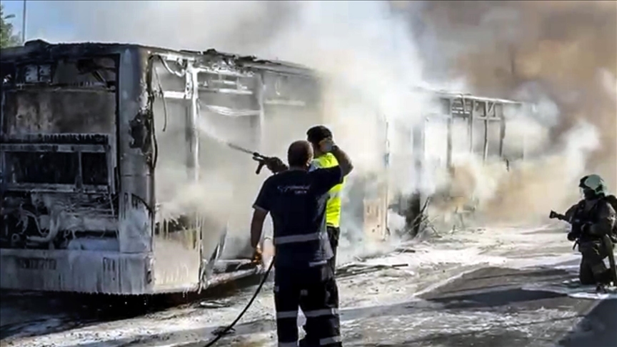 Bakırköy'de metrobüste çıkan yangın söndürüldü