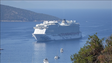 "Aroya" kruvaziyeri 1750 yolcusuyla Bodrum'a geldi
