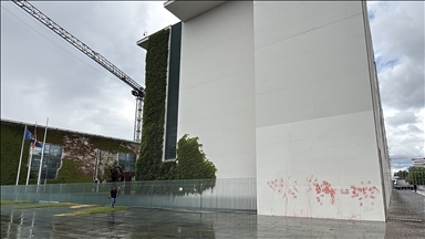 Almanya'da Filistin destekçileri Başbakanlık binasına kırmızı boya sürdü