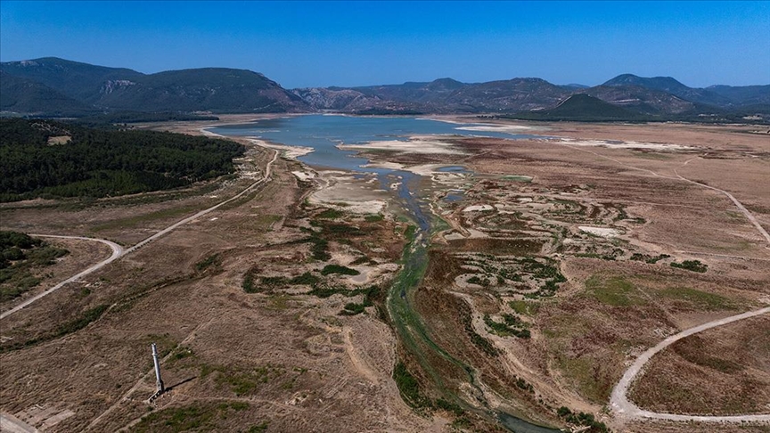 İzmir'in su ihtiyacını karşılayan Tahtalı Barajı'nda doluluk oranı yüzde 10,6'ya düştü