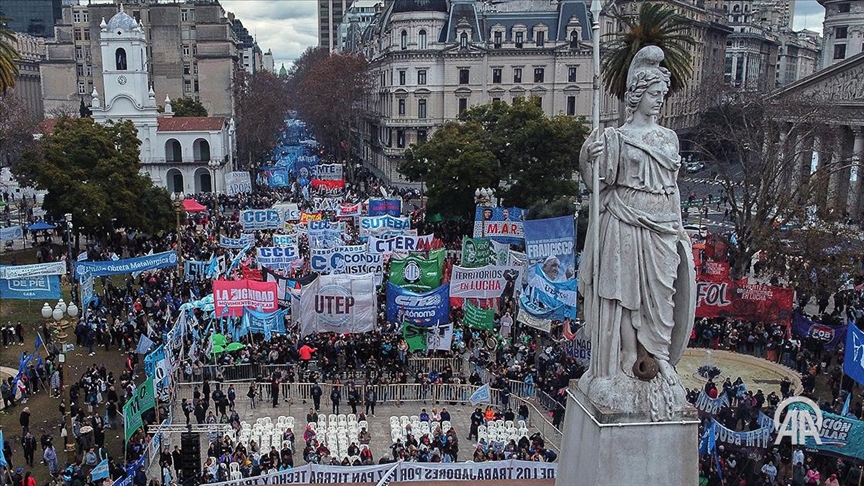  Аргентинците во Буенос Аирес протестираат поради невработеноста и гладот
