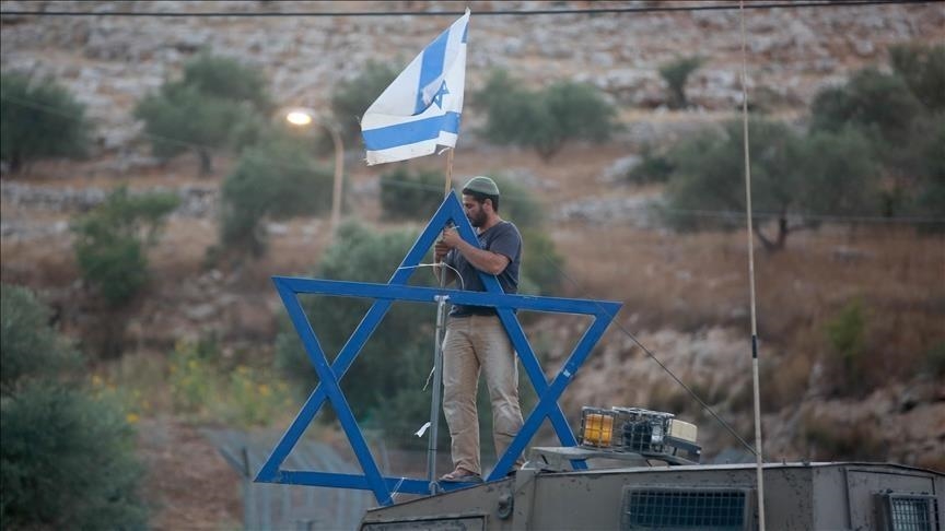 مستوطنون إسرائيليون يتلفون 150 شجرة عنب جنوب الضفة 