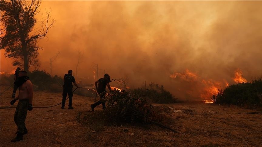Во голем шумски пожар во близина на Атина загина едно лице, на сила е евакуација