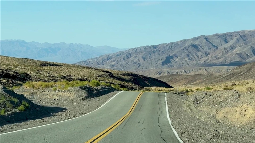 Долината на Смртта во Калифорнија привлекува туристи и покрај екстремните летни температури