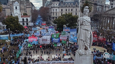  Аргентинците во Буенос Аирес протестираат поради невработеноста и гладот