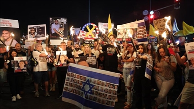 عائلات أسرى إسرائيليين تتظاهر أمام منزل وزير الدفاع للمطالبة بصفقة 