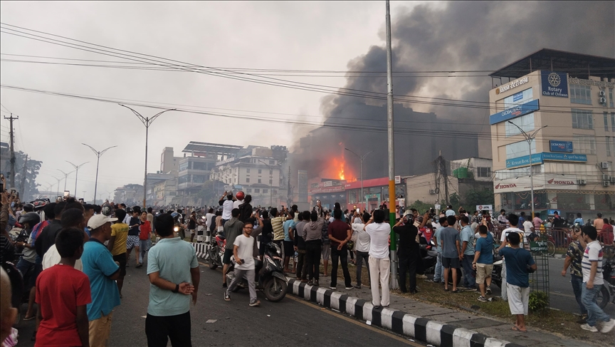 В Непале протестующие подожгли здание парламента